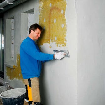 Facadeisolering: Store flader dækkes Facadeisolering: Store flader dækkes med grundpuds